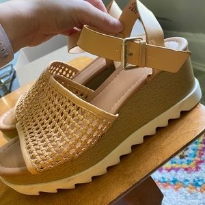 Universal Thread Tan Platform Sandals